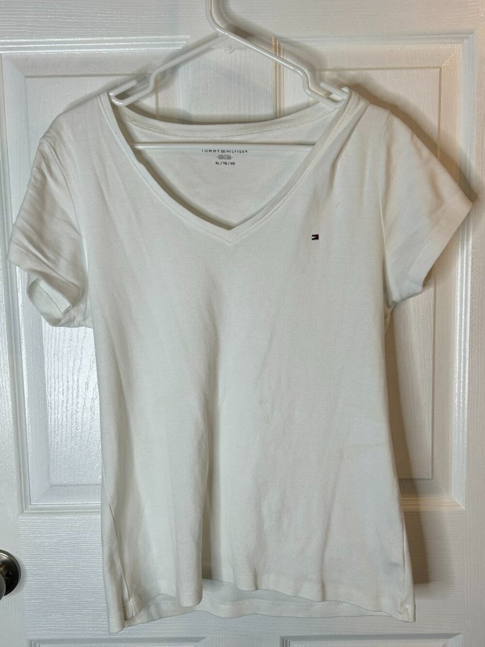 Tommy Hilfiger White V-Neck Short Sleeve Flag Logo Tee – XL